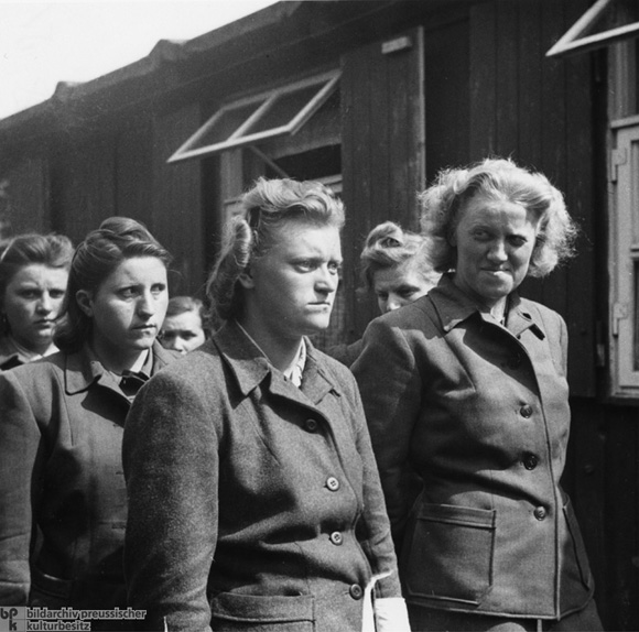 Als Aufseherinnen eingesetzte SS-Frauen nach ihrer Festnahme in Bergen-Belsen (15. Mai 1945)